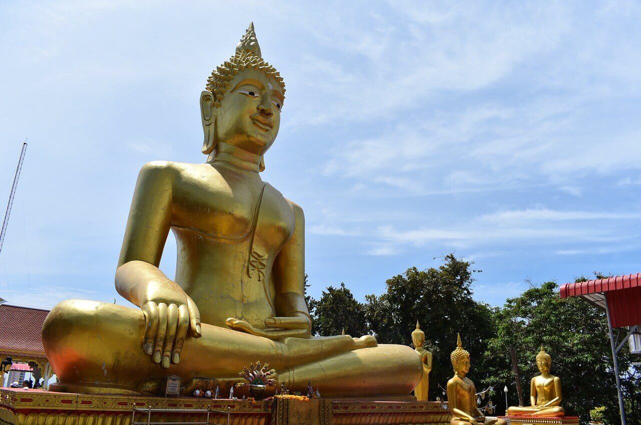 Wat Phra Yai (La Colline de Bouddha)