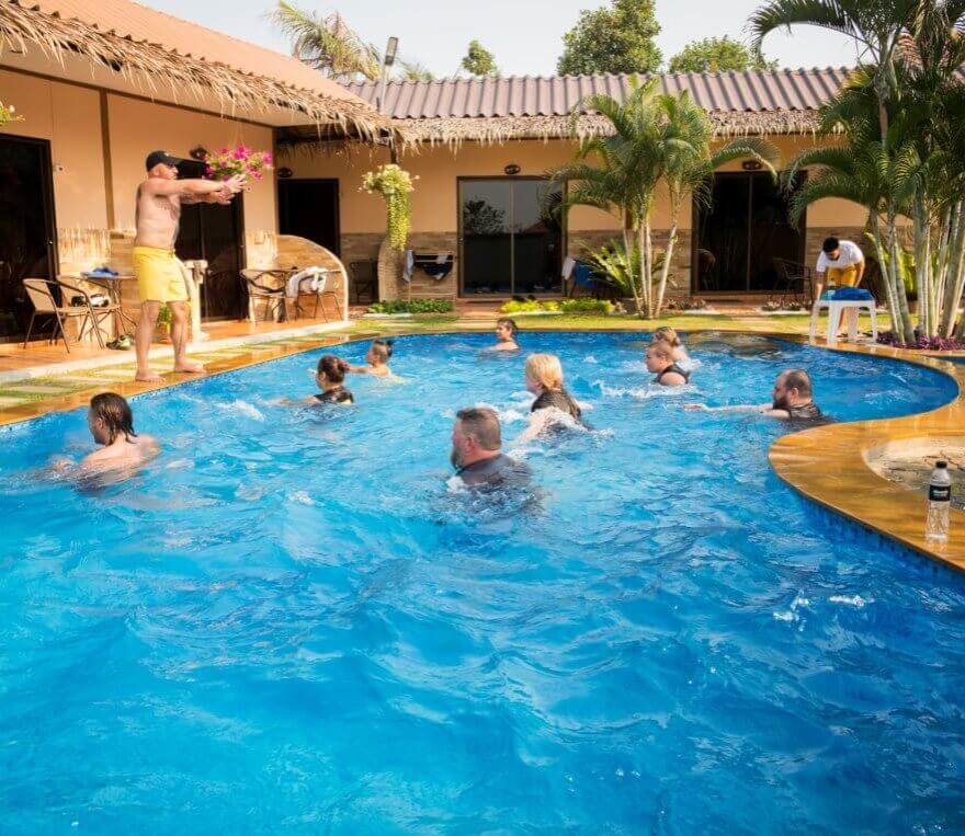 Cours de fitness à la piscine