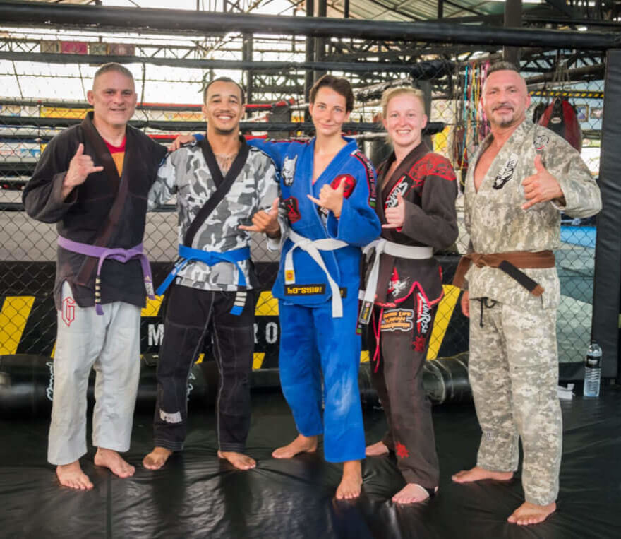 Gruppo si allena di BJJ al Kombat Group