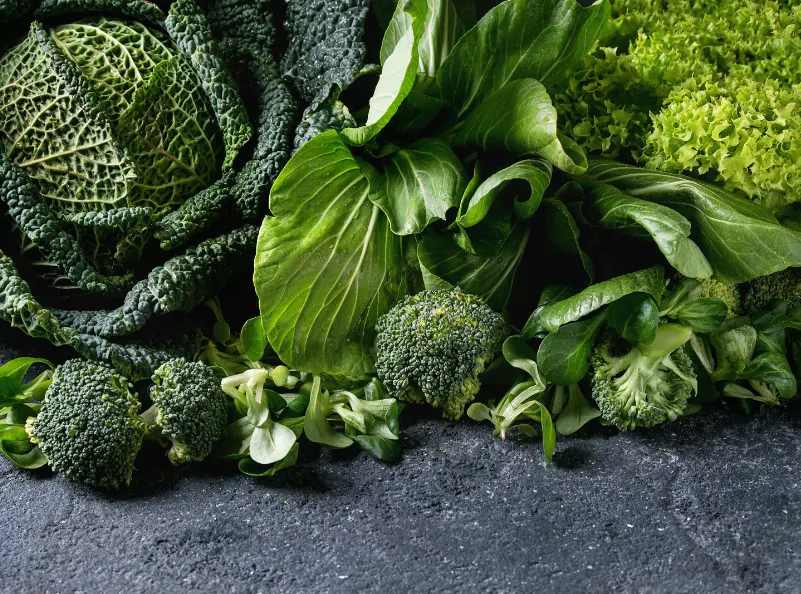 Verdure a foglia verde come ingrediente principale della tua insalata
