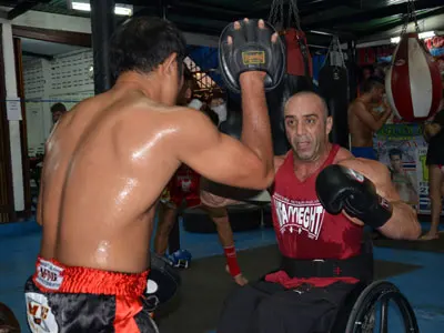 Allenamento di boxe per Ludovic, bodybuilder paralizzato.