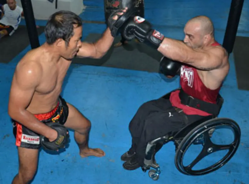 Allenamento di boxe per un culturista paralimpico