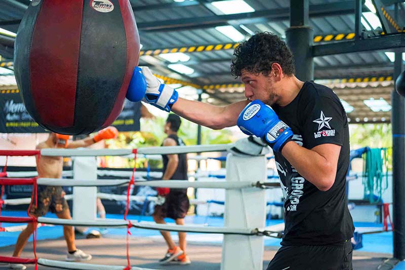 Uomo che Colpisce il Sacco da Boxe