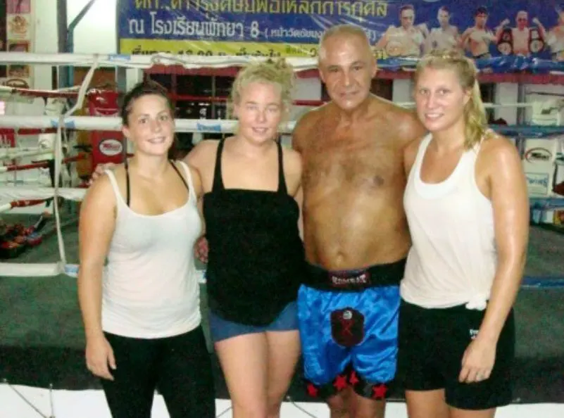 Michele con alcune delle ragazze che si allenano nella Muay Thai