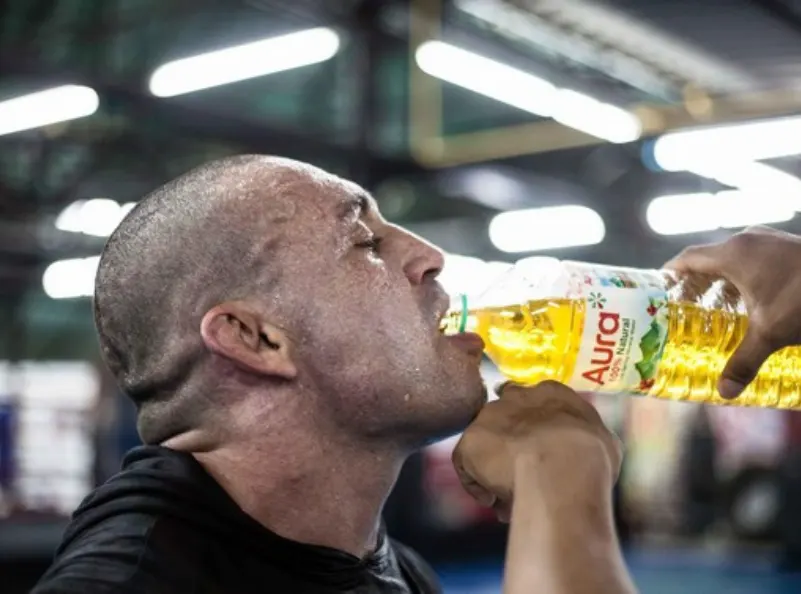 Muay-Thai-Champions müssen ausreichend Flüssigkeit zu sich nehmen, um effizient trainieren zu können