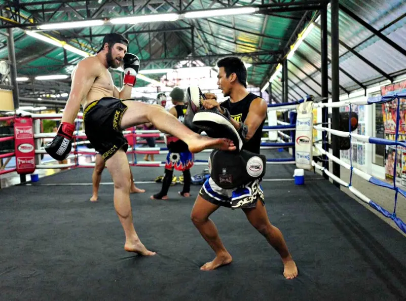 Muay Thai donne un coup de pied dans le ring