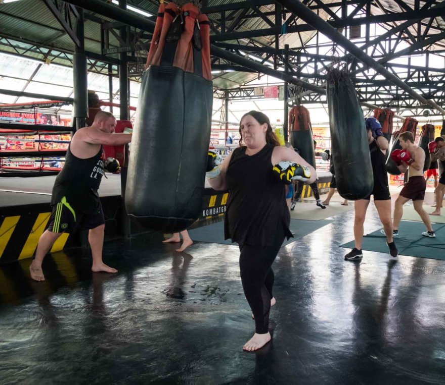 overweight-woman-training-in-a-boxing-camp-880×763-c-center FRAGE DICH