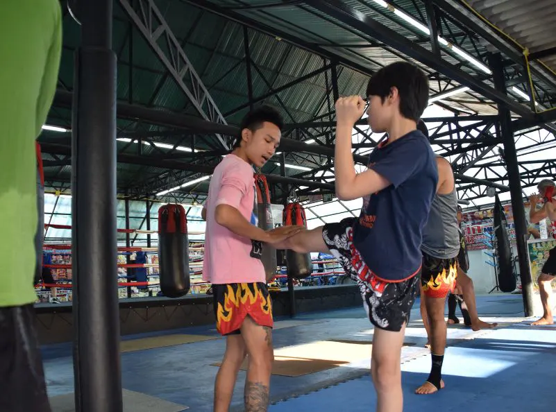 Allenamento di Muay Thai per Sungwoo dalla Corea