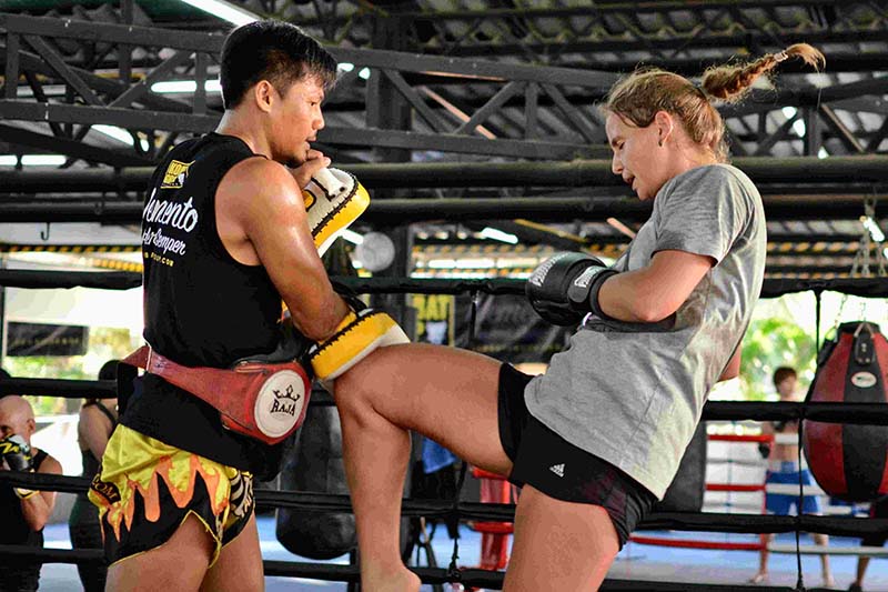 Donna che Pratica le Ginocchiate durante l'Allenamento di Muay Thai