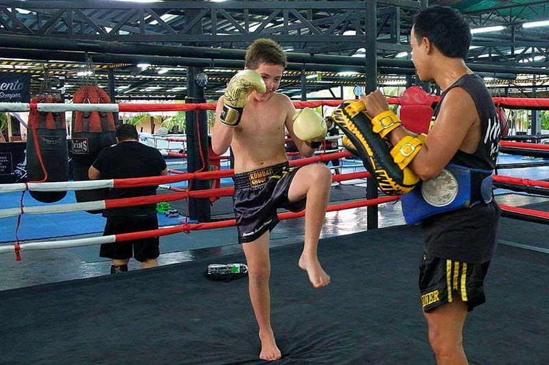 Giovane Atleta di Muay Thai durante l'Allenamento