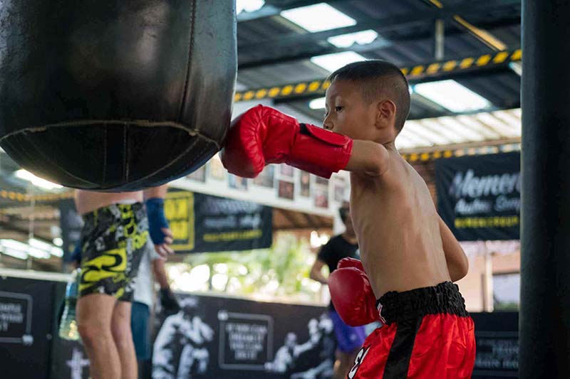 Ragazzino Tailandese che si Allena di Muay Thai al Sacco Pesante